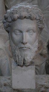 Busto in gesso dell'Imperatore Romano Marco Aurelio su plinto quadrato.