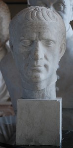 Busto in gesso dell'Imperatore Romano Giulio Cesare su plinto quadrato.