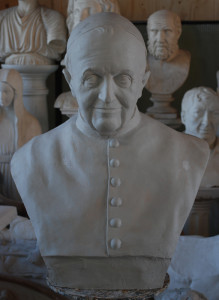 Busto in gesso di Papa Francesco.